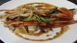 Recepta de cuina de Tires de sípia amb juliana de verduretes a la salsa de soja